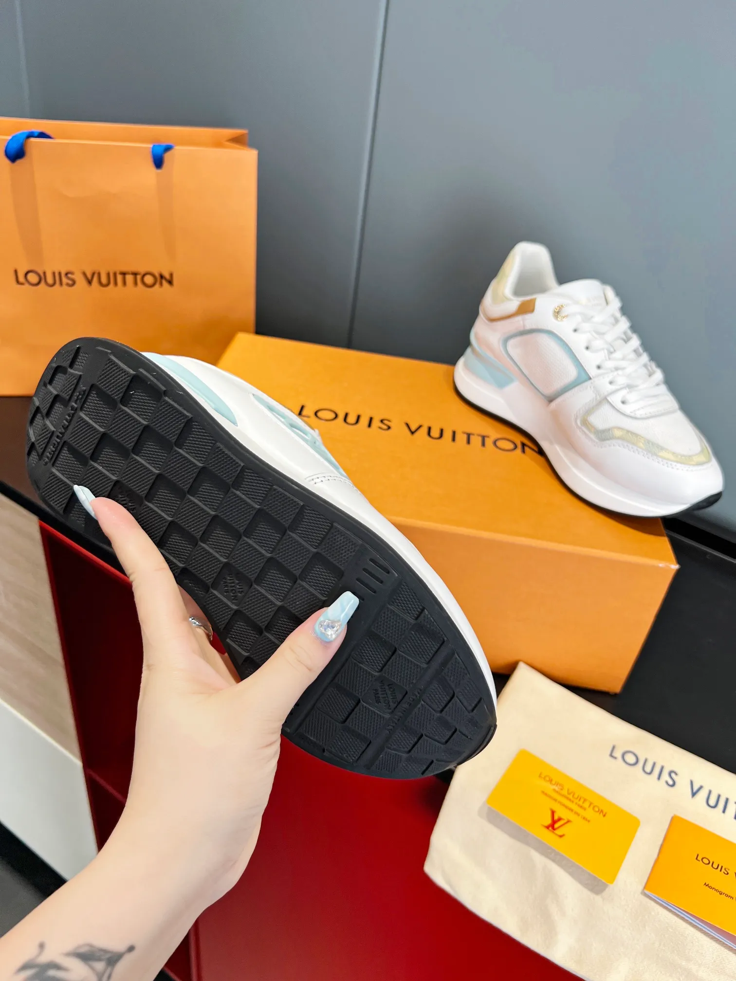 👟👟Ex-factory price 520👟👟 Couple model. louis vuitton ss24 new arrival～ Lv 2024 spring and summer new runaway sneakers ⚠️: Purchased as original 9060, disassembled and copied, upgraded version of the old model at the counter, with a more harmonious vision and lighter foot feel. It is 5cm taller, highly recognizable, and can be worn with eyes closed. Size 35-41